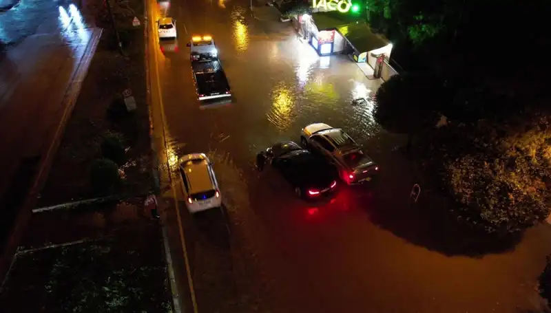 Adana’da Aşırı Sağanak Yağış: Caddelere ve Yollara Akıntılar Taşkın Aktarıyor
