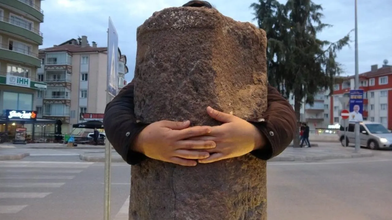 Roma Döneminden Kalma Taşın Efsanesi: Taşı Kucaklayanların Dilekleri Gerçek Oluyor