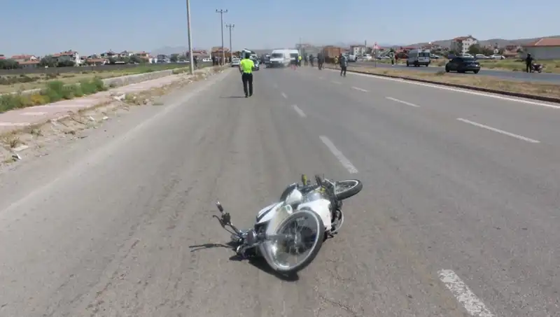 Araç Kontrolünü Kaybeden Sürücü, Polise Çarparak Kaçtı!