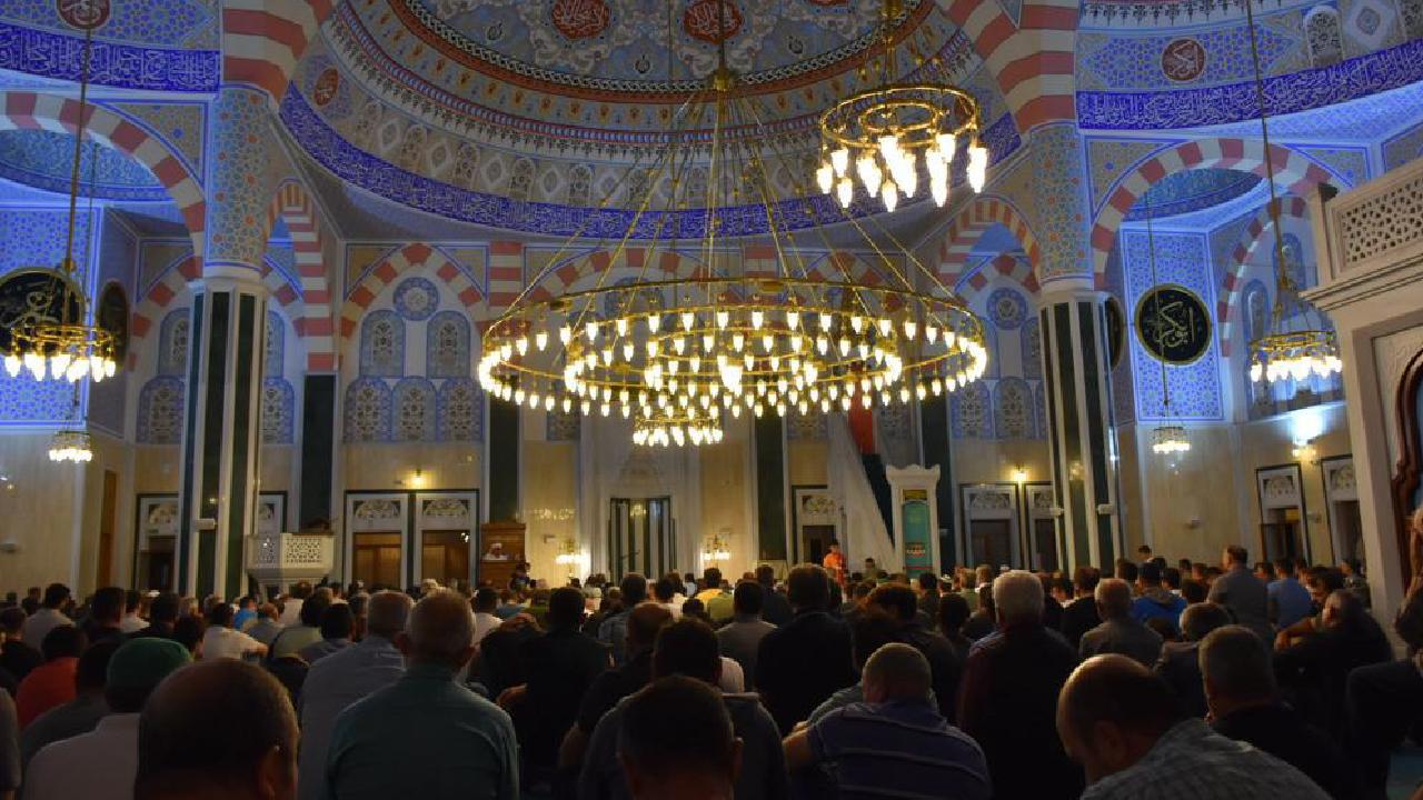 Müslümanlar Regaib Kandilini Kutluyor