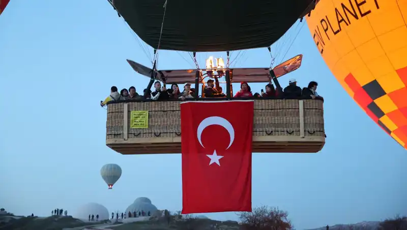 Kapadokya'da 23 Nisan Coşkusu: Balonlar Göklerde Türk Bayraklarıyla Süsleniyor!