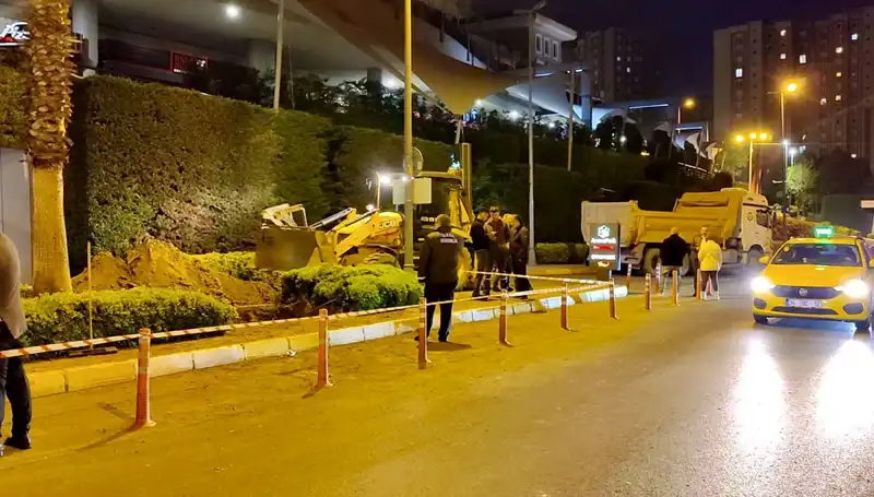 Avm Girişinde Doğalgaz Paniği: Güvenlik Alarm Verdi ve Kalabalık Panikliyor