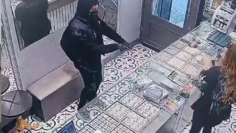 Soygun Girişimi, Ev Dolabında Yakalandı: Olayın Detayları