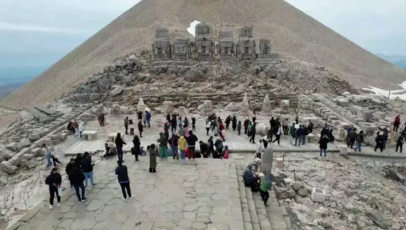 Bayramda Nemrut Dağı'nda Yoğun Ziyaretçi Akını Gerçekleşti