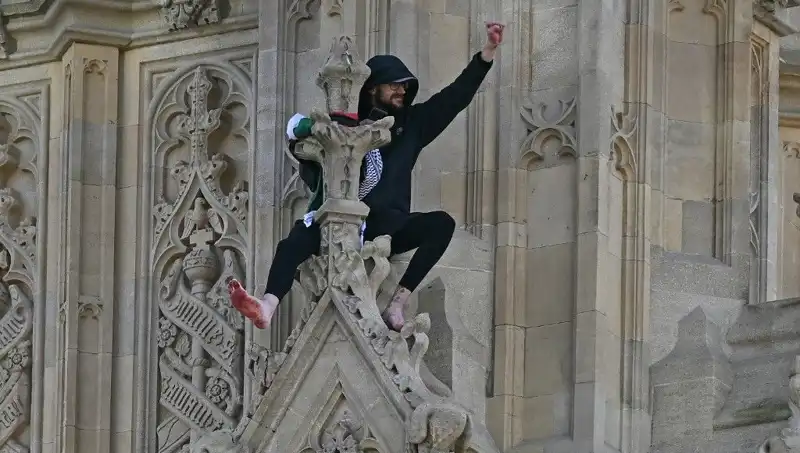 Londra'da Filistin Bayrağı ile Big Ben'e Tırmanan Protestocu Dikkat Çekti