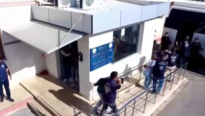 10 İlde Büyük Dolandırıcılık Operasyonu: 13 Kişi Tutuklandı