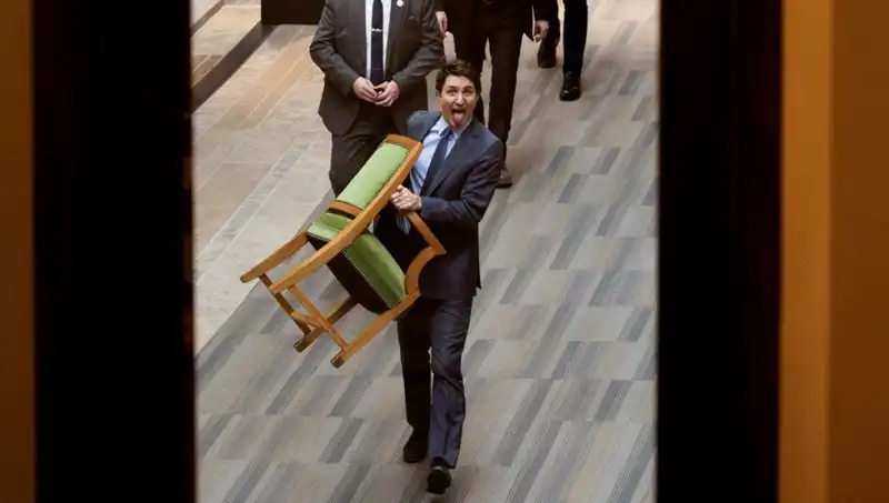 Trudeau, Görevden Ayrılırken Sandalyeyi de Aldı: "Halktan Son Çaldı"