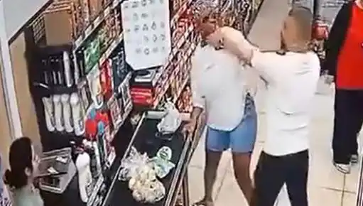Markette Kasa Sırasında Yaşanan Şok Olay: Çocuğuna Saldırdı!
