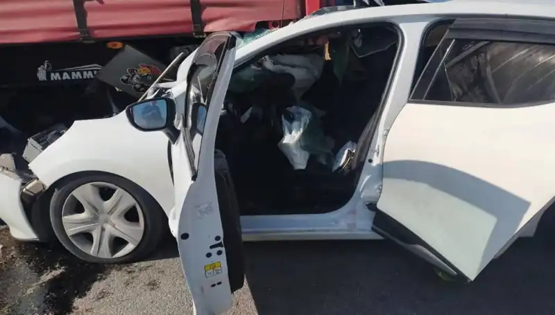 Sivas'ta Otomobil TIR'a Çarptı: Kaza Sonrası Olay Yerinde Neler Oldu?