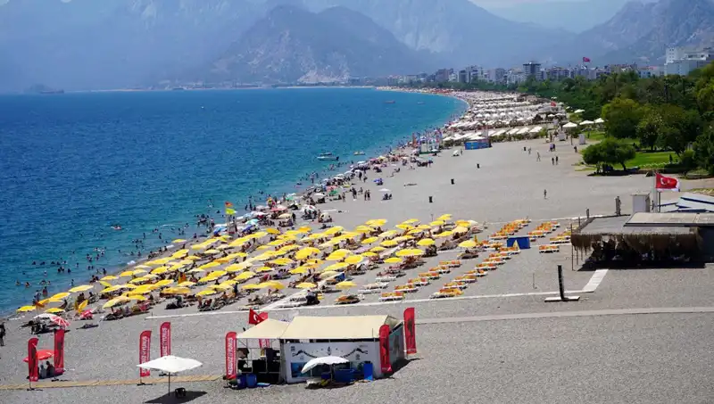 Sıcak Havalara Rağmen Plajlar Dolup Taşmaya Devam Ediyor