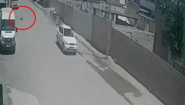Otomobil Çocuğa Çarptı, Sürücü Kaza Yerinden Kaçtı!