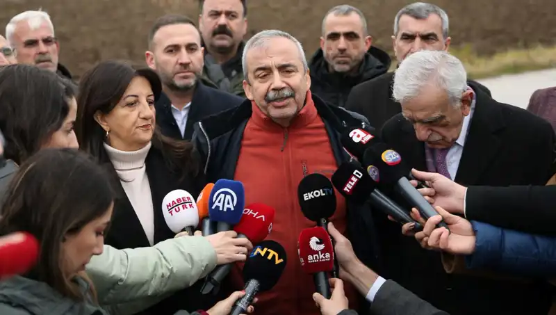 İmralı'dan PKK'ya Çağrı: Öcalan'ın Mesajı ve Siyasi İhtimaller