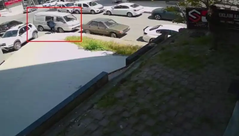 Aracını Çalmak İsteyen Hırsız Suçüstü Yakalandı: O Anlar Kamere ile Kaydedildi