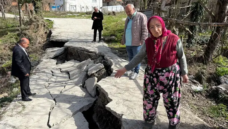 Diken Üstünde Yaşayan Mahalle: Heyelan Yolu Kapattı!