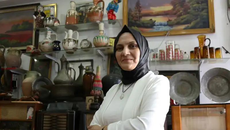 Eşine Eski Eşyaları Topladığı İçin Kızıyordu, Şimdi Onlardan Para Kazanıyor
