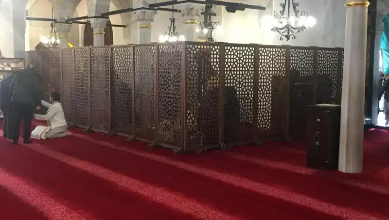 Kadın ve Erkeklerin Teravih Namazında Yan Yana Duruşu: Gerçek mi, Sadece Bir İddia mı?