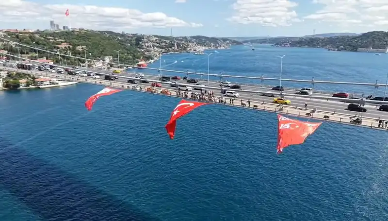Dev Türk Bayrağı ile Duygu Dolu Anlar: Köprüyü Güzelleştirdi