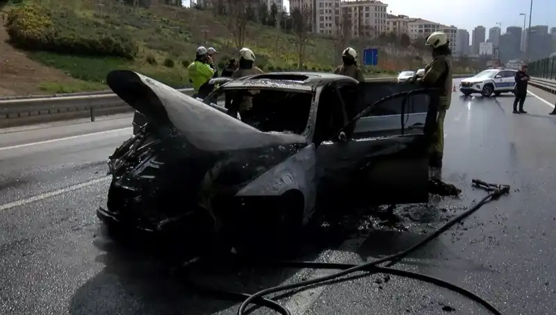 Alev Alev Yanan Otomobilin Görüntüleri Şehirde Şok Yarattı