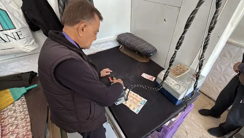 Ahmet Usta'nın Eşsiz Terzi Uygulaması: Paraları Ütülüyor!