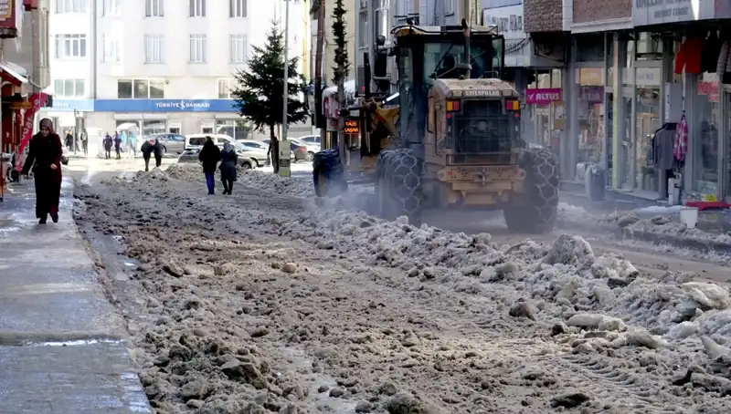 Sarıkamış'ta Kış Hazırlıkları Başladı: Kar ve Buz Temizliği Devam Ediyor