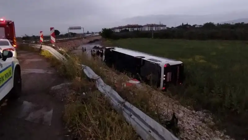 Manisa’da Yolcu Otobüsü Devrildi: Çok Sayıda Yaralı Var!
