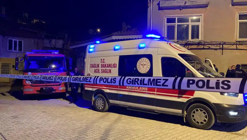 Yaşlı Adamın İhmal Edilen Evi Korkunç Bir Yangında Tamamen Yandı