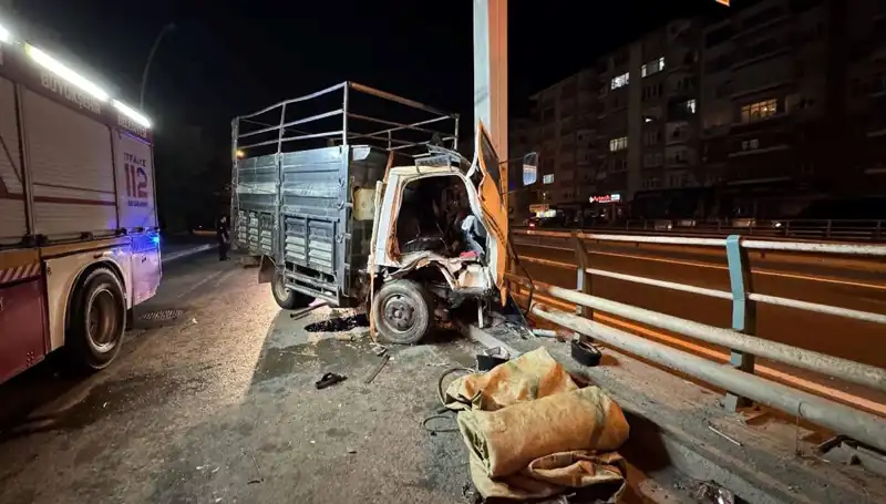 Kamyonet Yön Tabelasına Çarparak Kaza Yaptı, Sürücü Yaralandı