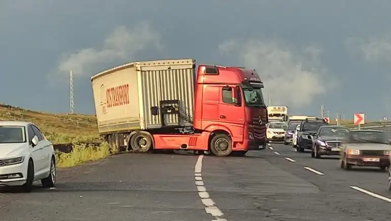TIR Kaydı Nedeniyle Yol Kapandı, Uzun Araç Kuyrukları Oluştu