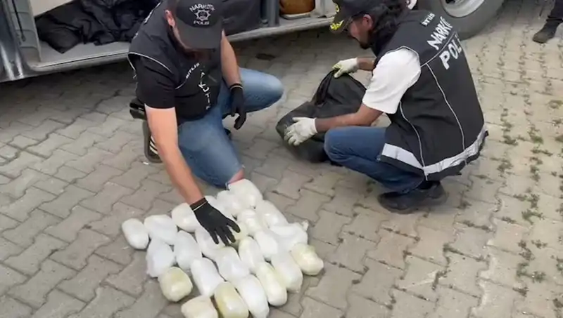Yolcunun Valizinde Bulunan 13 Kilo Metamfetamin Şok Etkisi Yarattı