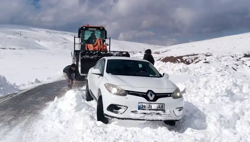 Muş'ta Kar Yağışı Hayatı Felç Etti: Kurtarma Operasyonu Başarıyla Tamamlandı