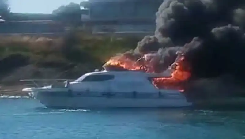 Çeşme Marina'da Yangın: Motoryat Küller İçinde Kaldı