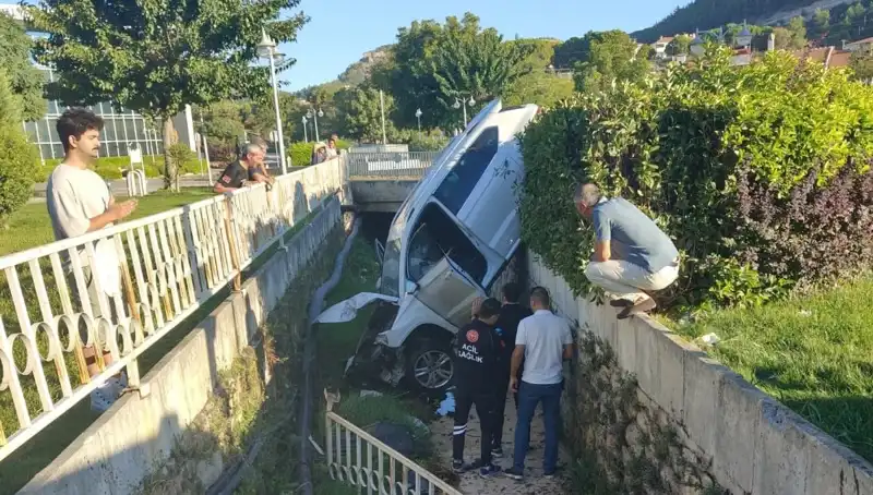 Muğla’da Direksiyon Kırdığı İçin Kaza Yapan Sürücü Olayı Şaşkına Çeviriyor