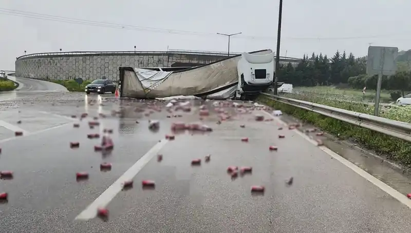 TIR Devrildi, İçkiler Yola Saçıldı: İlginç Olayın Ardındaki Gerçekler