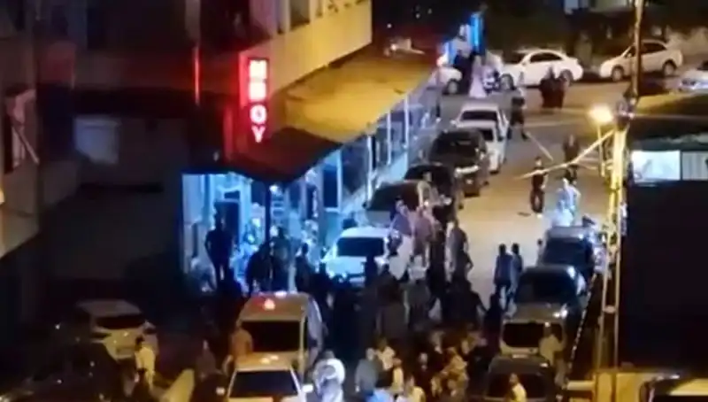Düğün Kutlamasında Sarsıcı Olay: Araba Kalabalığın İçine Daldı!