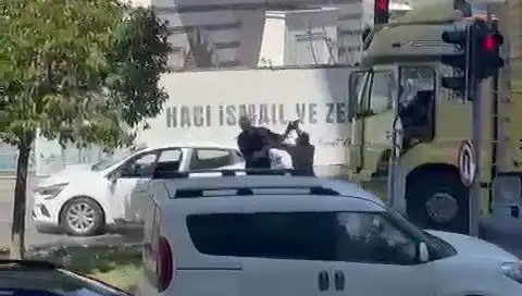 İstanbul Trafiğinde Dehşet Verici Çekiçli Saldırı: O Anlar Kamerada!