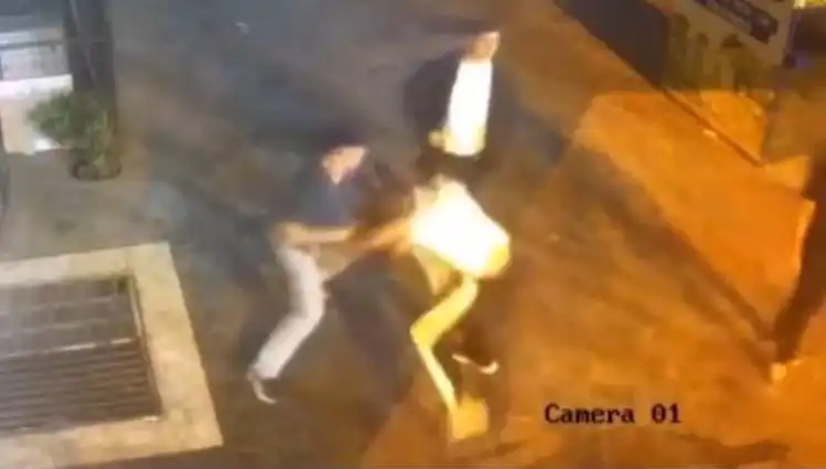 İstanbul Sokaklarında Tekmeli ve Yumruklu Kavga Kameralara Yansıdı