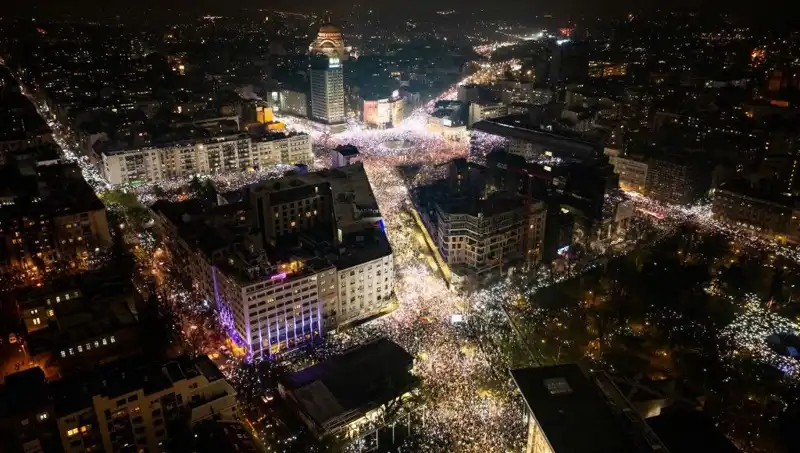 Sırbistan'da Öğrenci Protestoları: Belgrad Sokakları Dolduruldu!