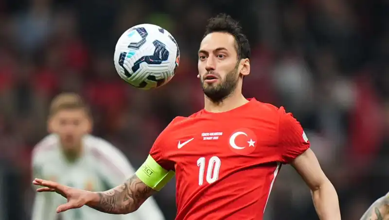 Mourinho’nun Hakan Çalhanoğlu Israrı: Fenerbahçe Teklifi Gün Yüzüne Çıktı