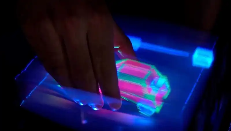Dünyanın İlk Etkileşimli 3D Hologramı: Sınırları Zorlayan Yenilik!