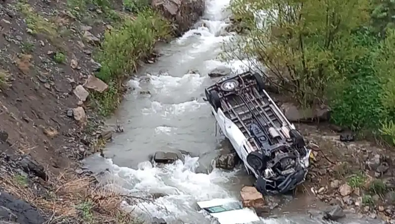 Hakkari’de Minibüs Kazası: İki Hayat Kurtarılamadı, Üç Kişi Yaralandı