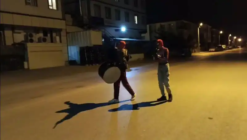 Erzincan’ın Sokakları Sahurda Şenlendi: Davul Zurna ve Manilerle Örümcek Adamlar