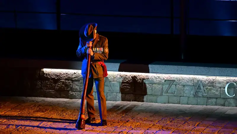 Anzak Koyu’nda Duygusal Şafak Ayini: Anma Geleneği Yeniden Canlandı