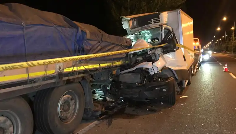 Park Halindeki Tıra Arkadan Çarpan Kamyonette Korkunç Kaza: 1 Ölü, 1 Yaralı