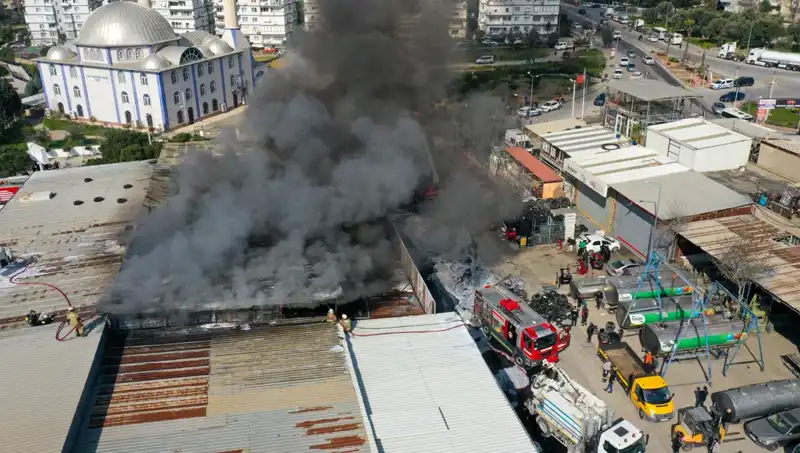İzmir'de Oto Lastikçide Bilanço Ağır, Yangın Kontrol Altına Alındı