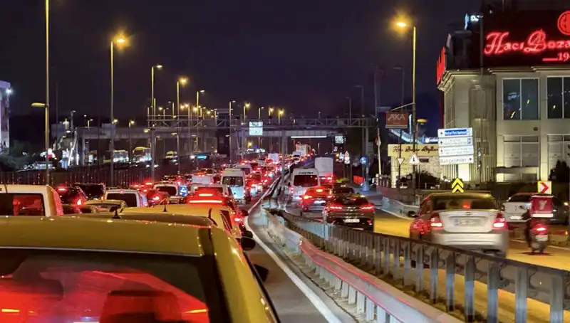 Yenibosna Metrobüs Yaya Üst Geçidinde Önemli Bakım Çalışmaları Başladı