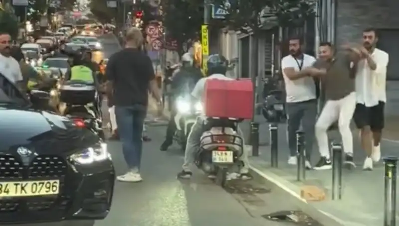 Nişantaşı’nda Yol Verme Kavgası: Kadının Üzerine Sopayla Yürüdü