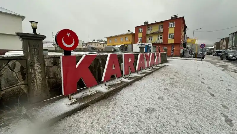 Temmuz Ayında Yağışlar Yolları Beyaza Bürüdü, Sürücüler Şaşkın!