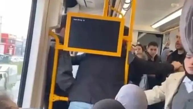 Metronun İçinde Şok Edici Kavga: Tekme Tokat Savaşını Kim Kazandı?