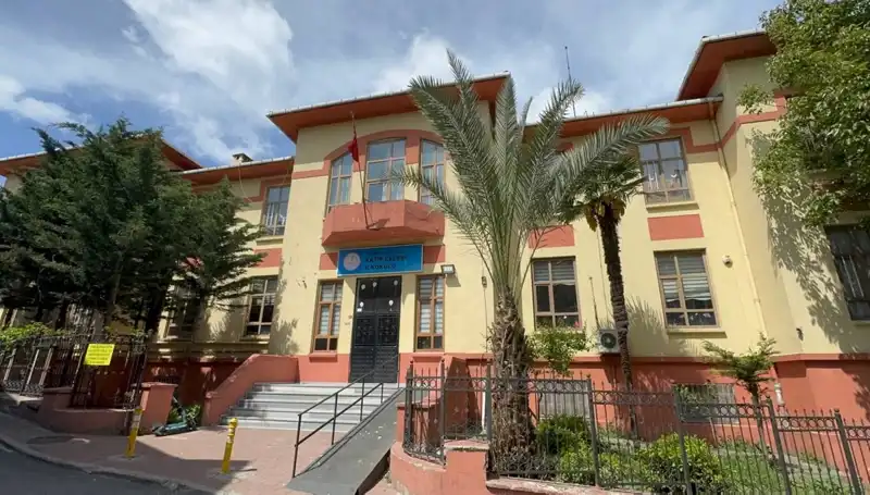 Depremde Hasar Gören Okullar Boşaltıldı: Öğrenciler Gelecekleri İçin Endişeli