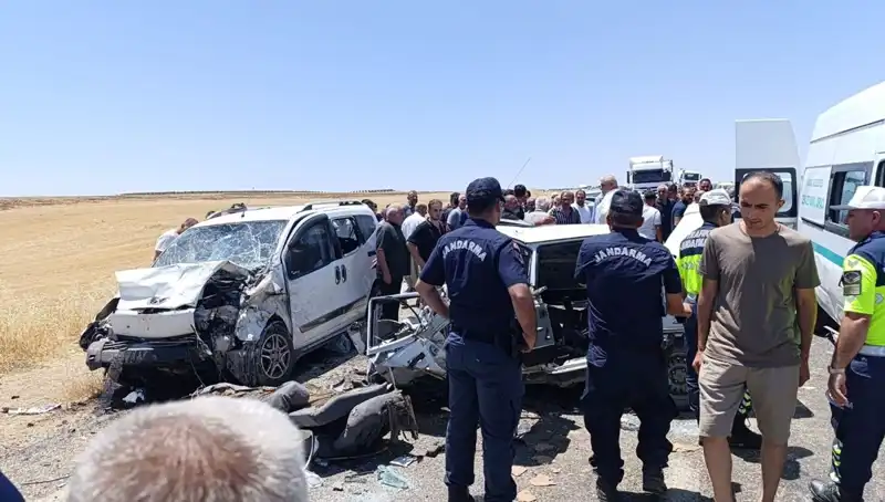 Hafif Ticari Araç ile Otomobil Çarpıştı: 4 Kişi Hayatını Kaybetti, 1 Yaralı